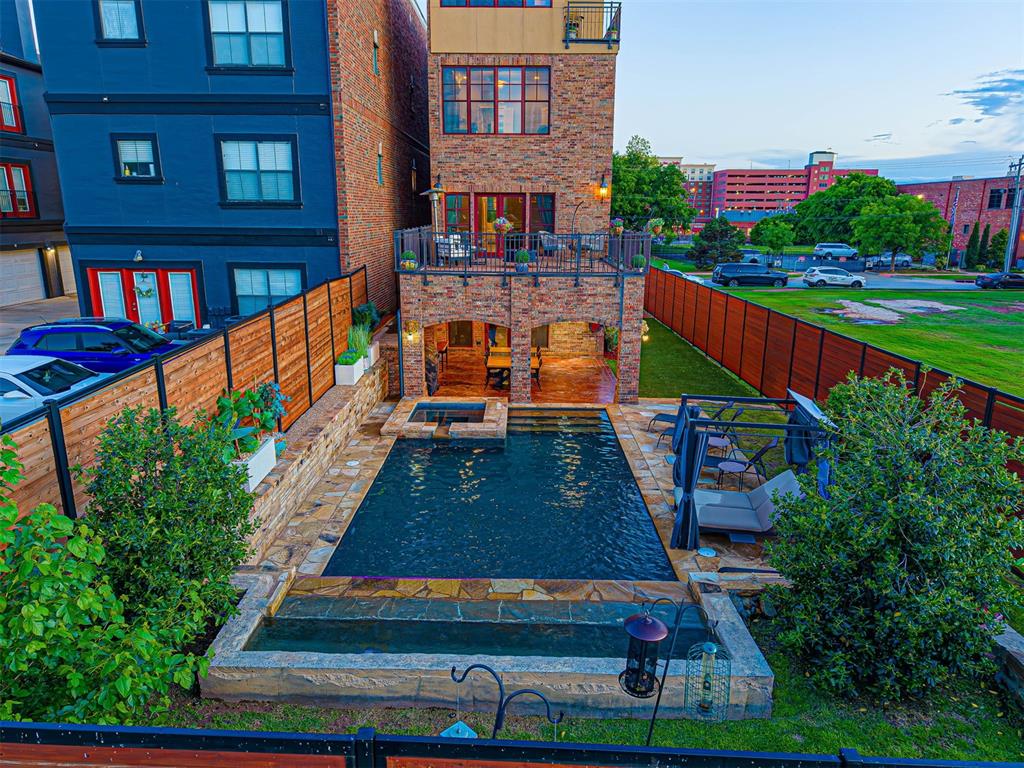 319 NE 1st Street