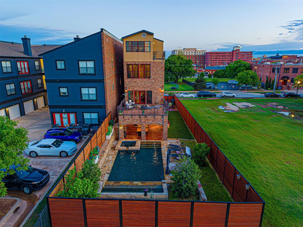 319 NE 1st Street