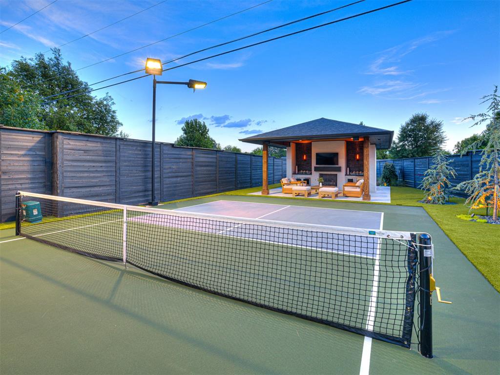 2760 W Country Club Drive