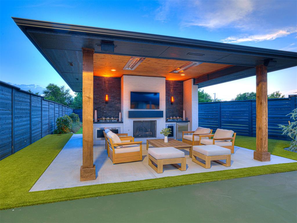 2760 W Country Club Drive