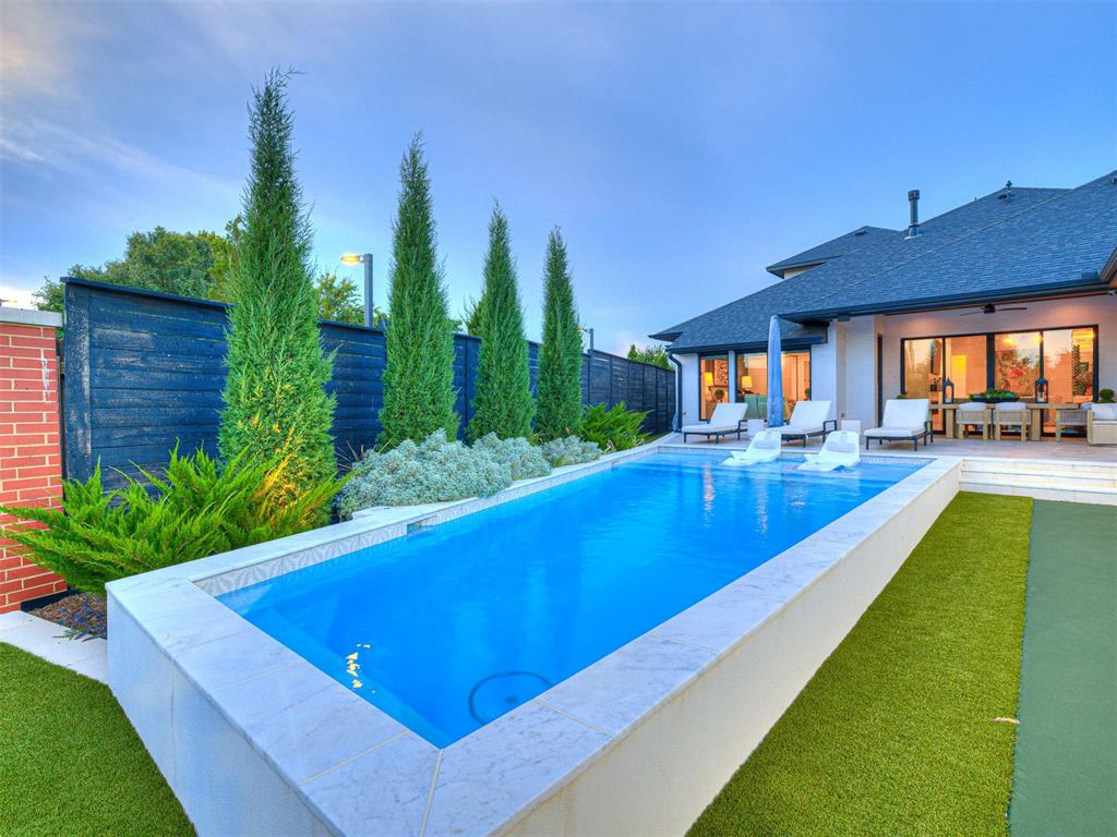 2760 W Country Club Drive