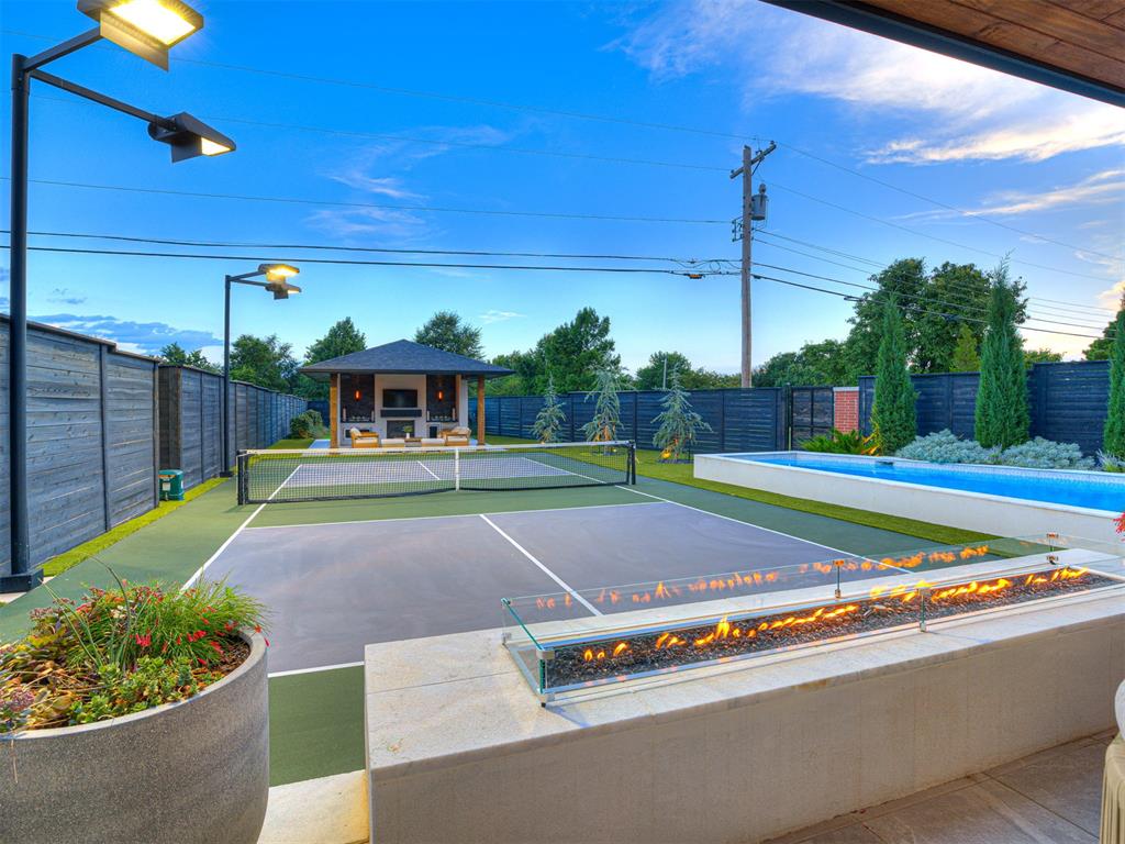 2760 W Country Club Drive