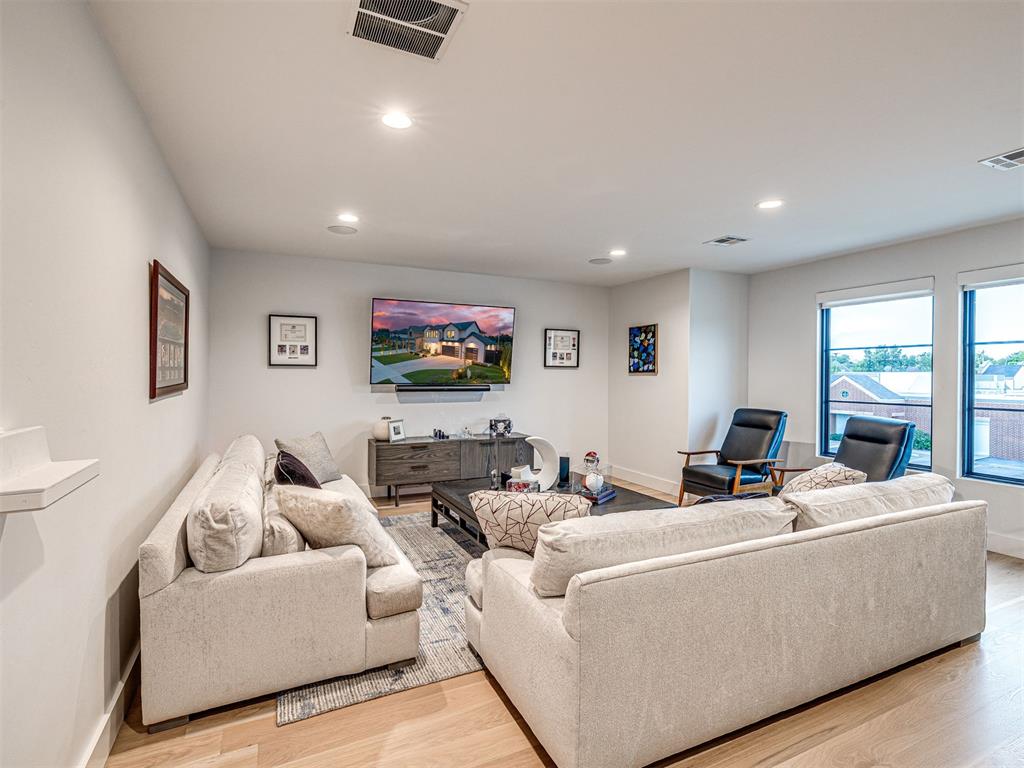 2760 W Country Club Drive