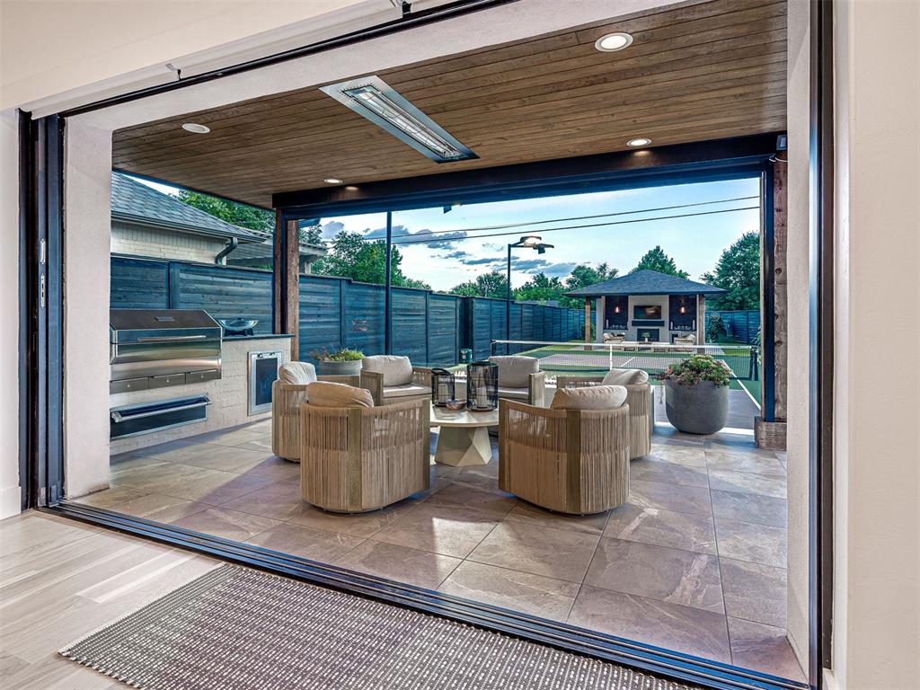 2760 W Country Club Drive