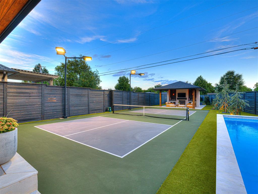 2760 W Country Club Drive