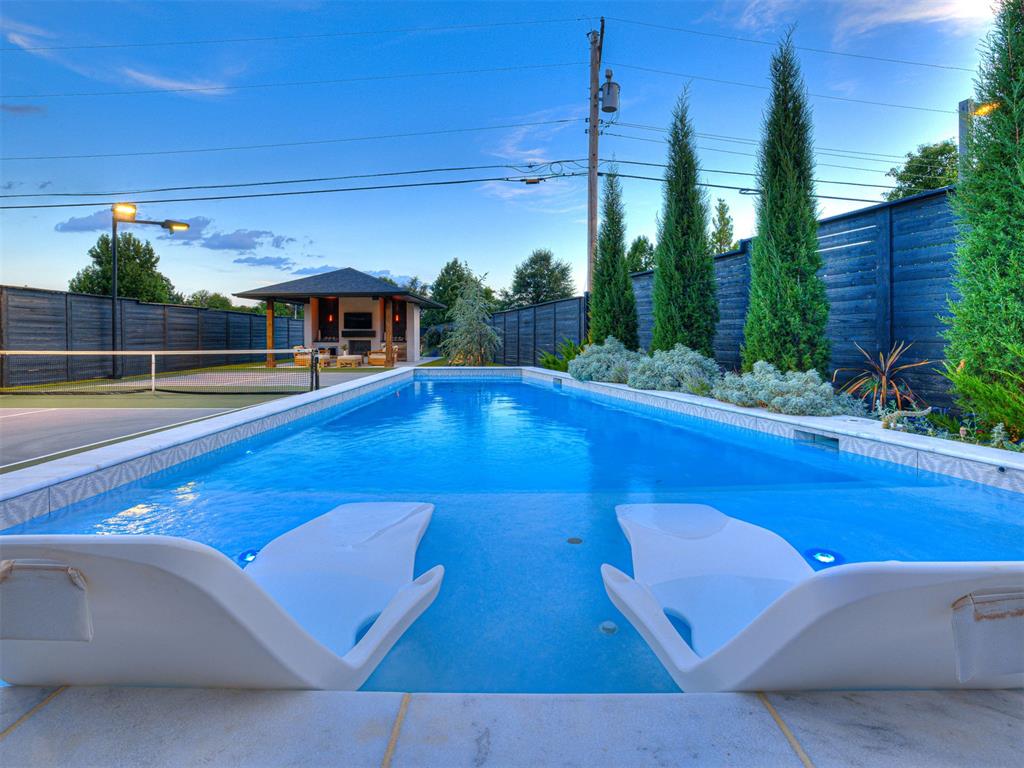 2760 W Country Club Drive