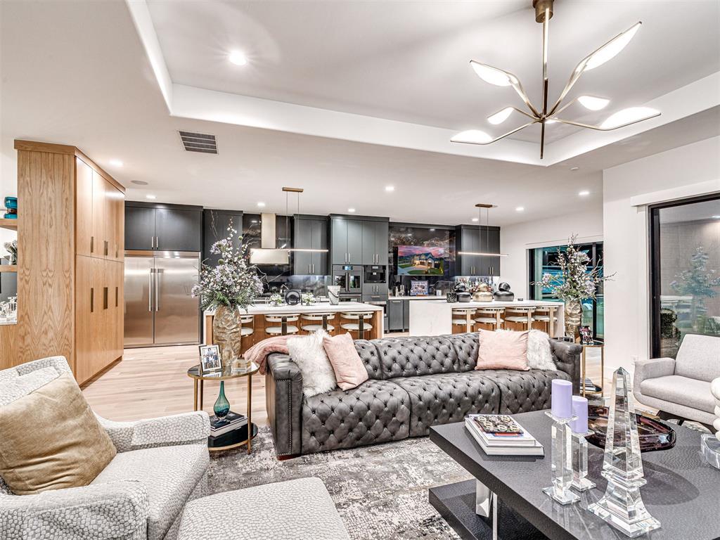 2760 W Country Club Drive