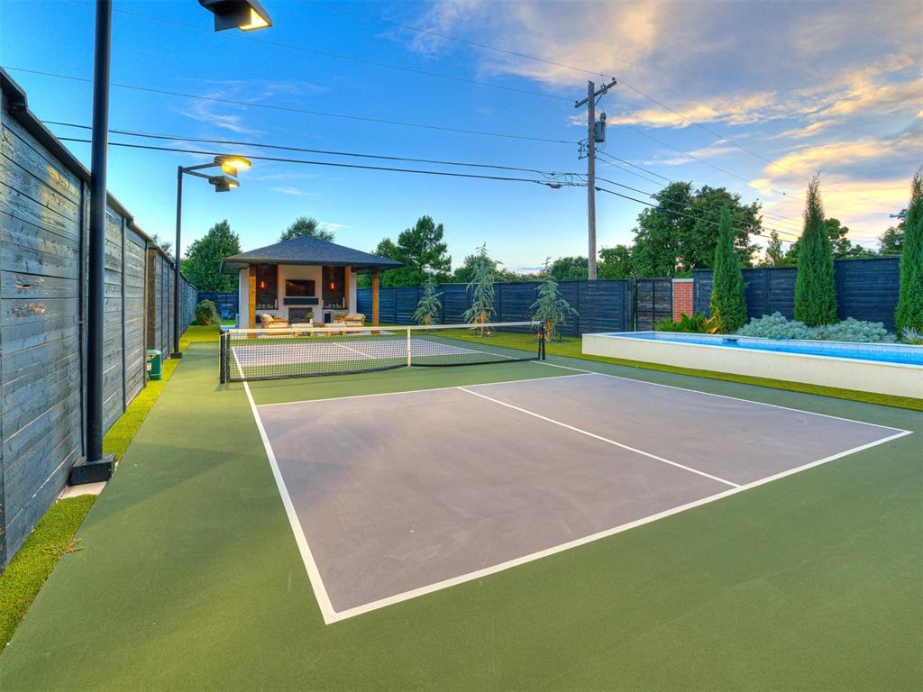 2760 W Country Club Drive