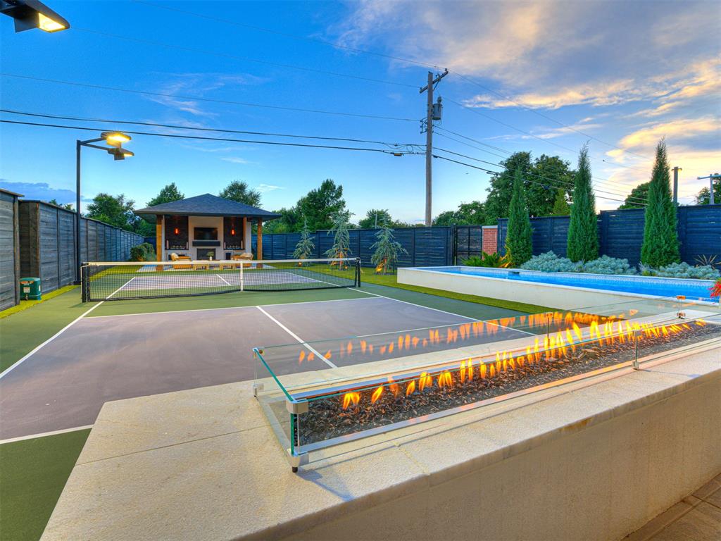 2760 W Country Club Drive