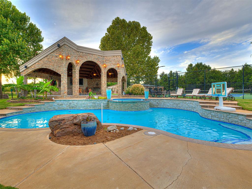 2605 Oakcrest Drive