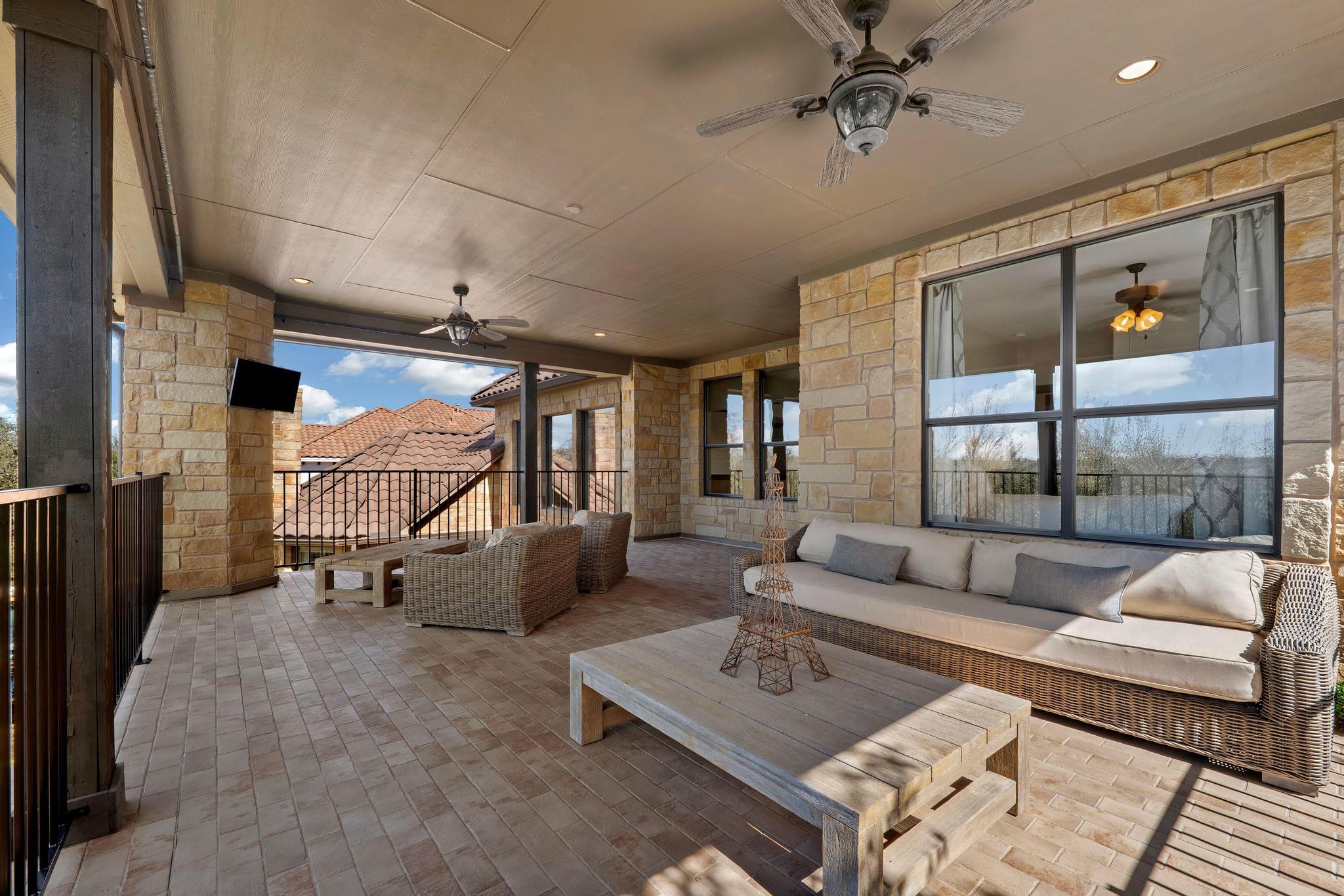 2104 University Club DR