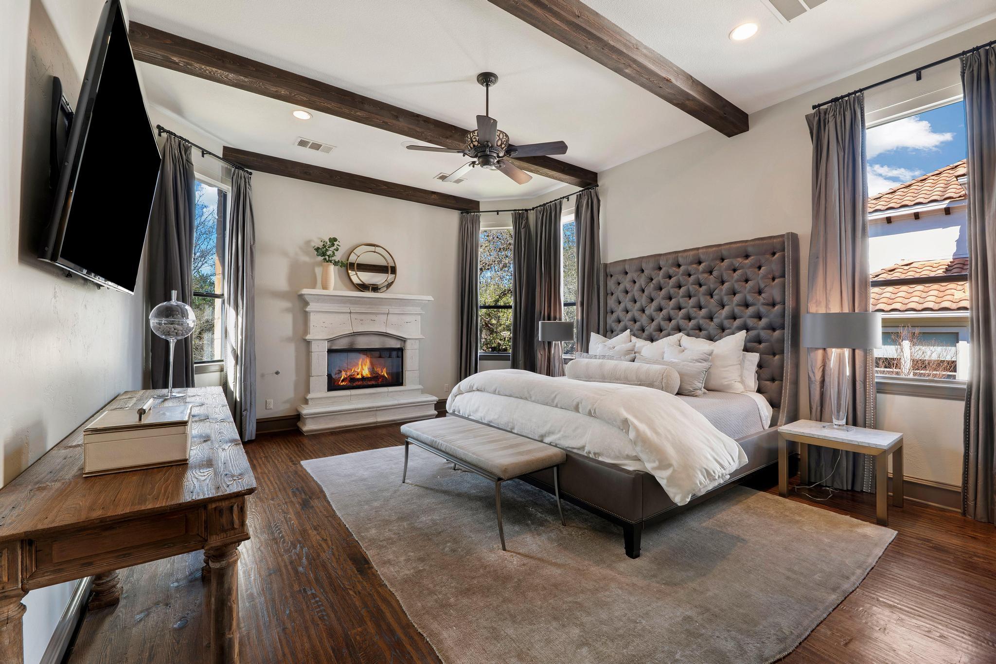 2104 University Club DR