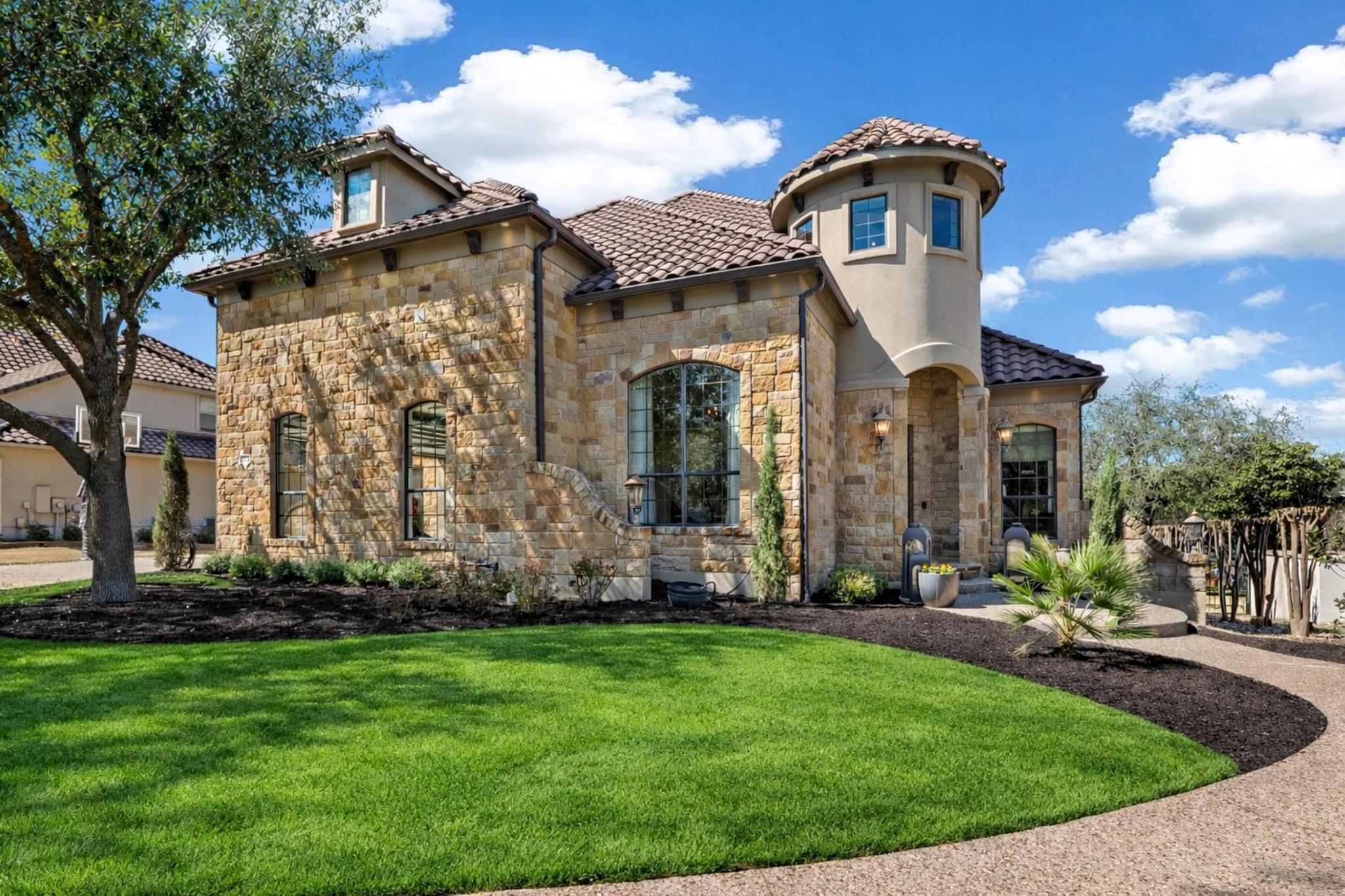 2104 University Club DR