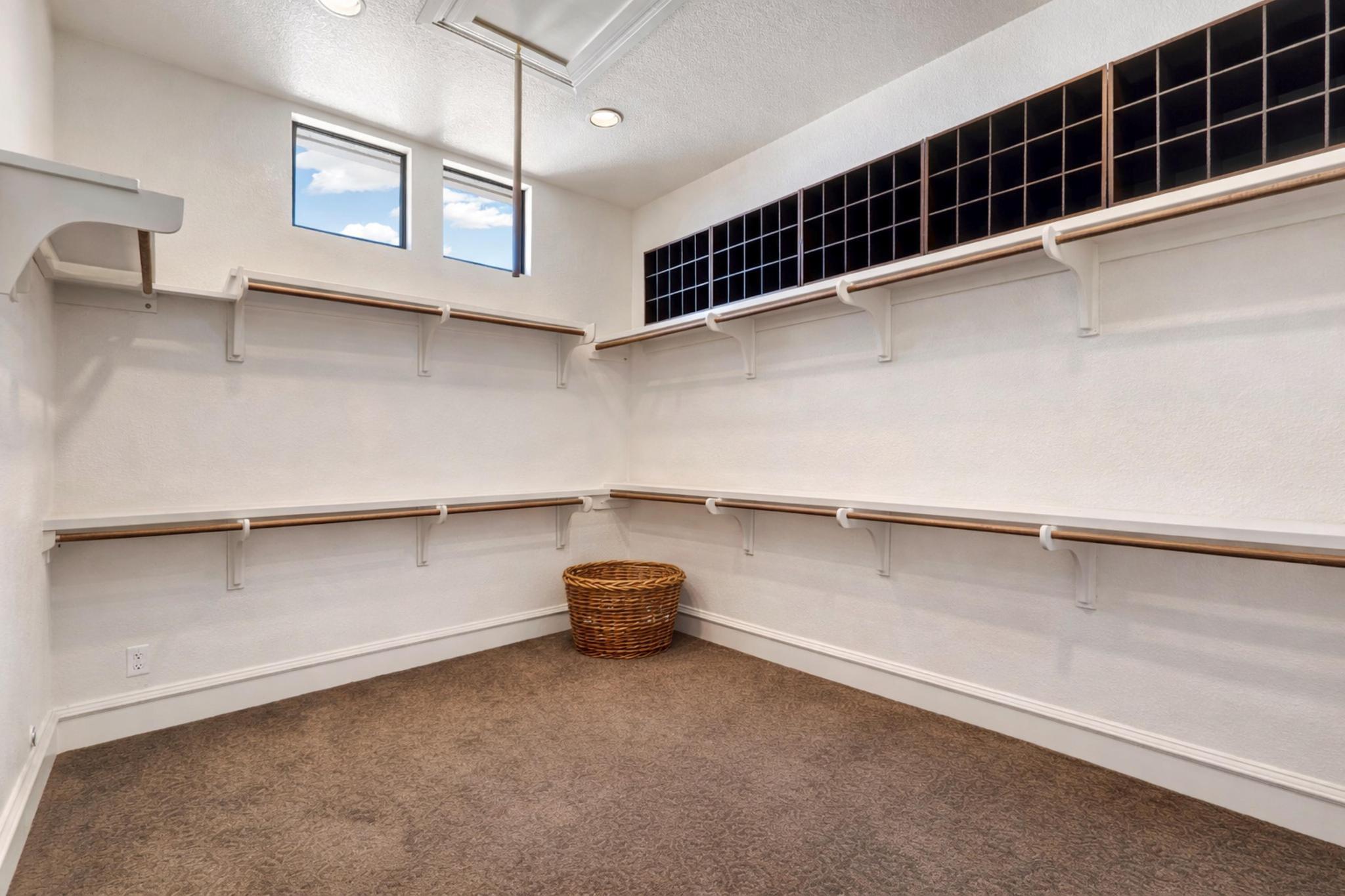 2104 University Club DR