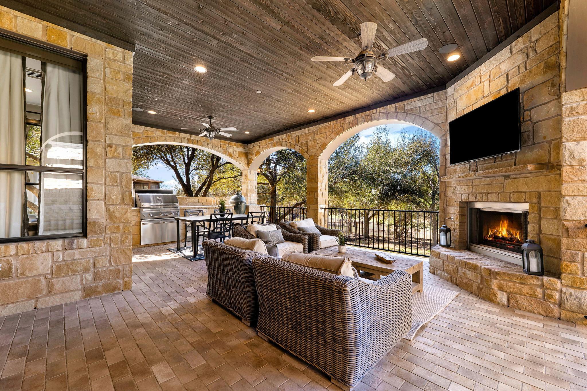 2104 University Club DR