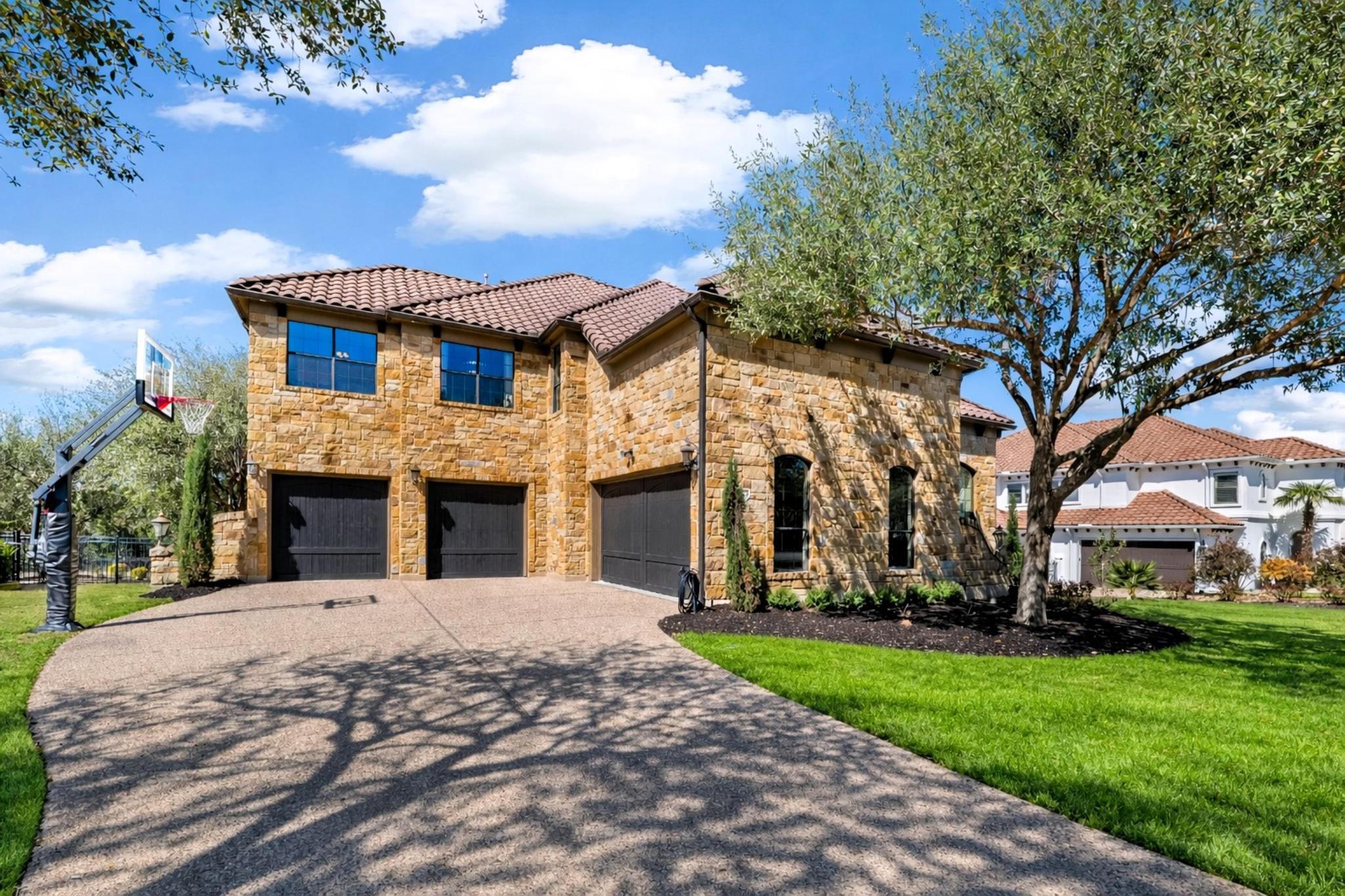 2104 University Club DR
