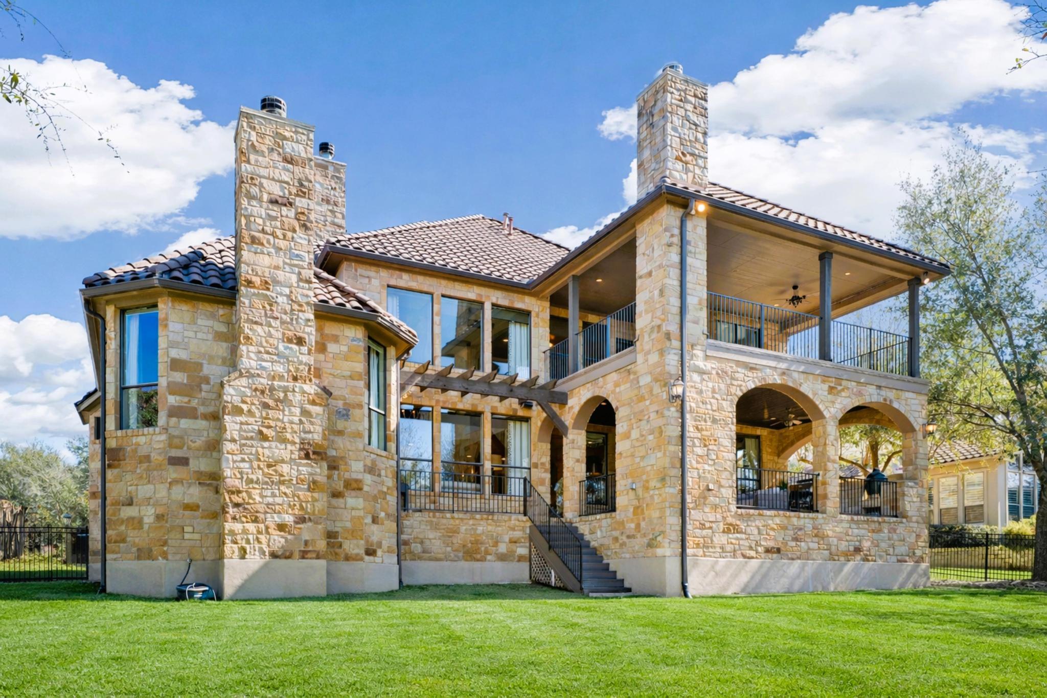 2104 University Club DR