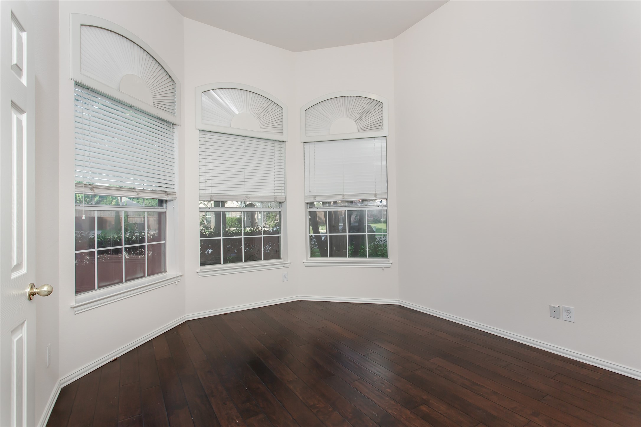 915 Falcon Trail