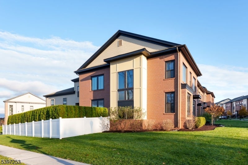 2 E Hartwick Dr