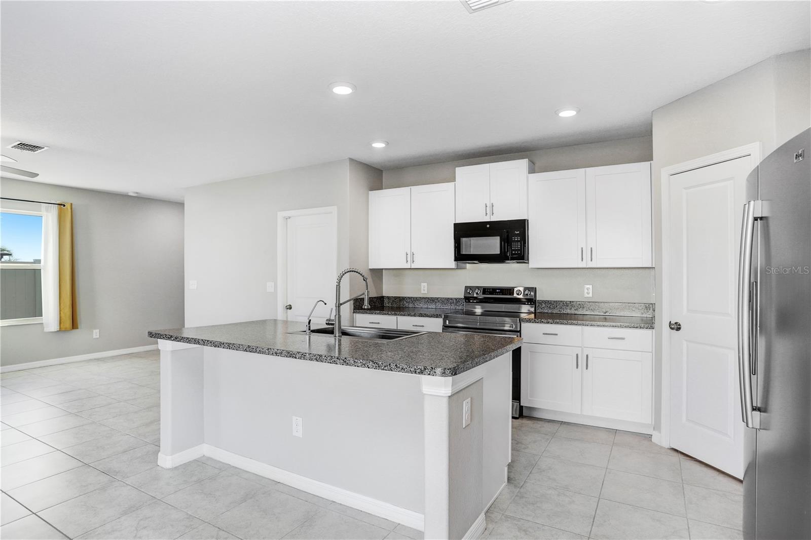 6211 SPRING CRAYFISH AVE