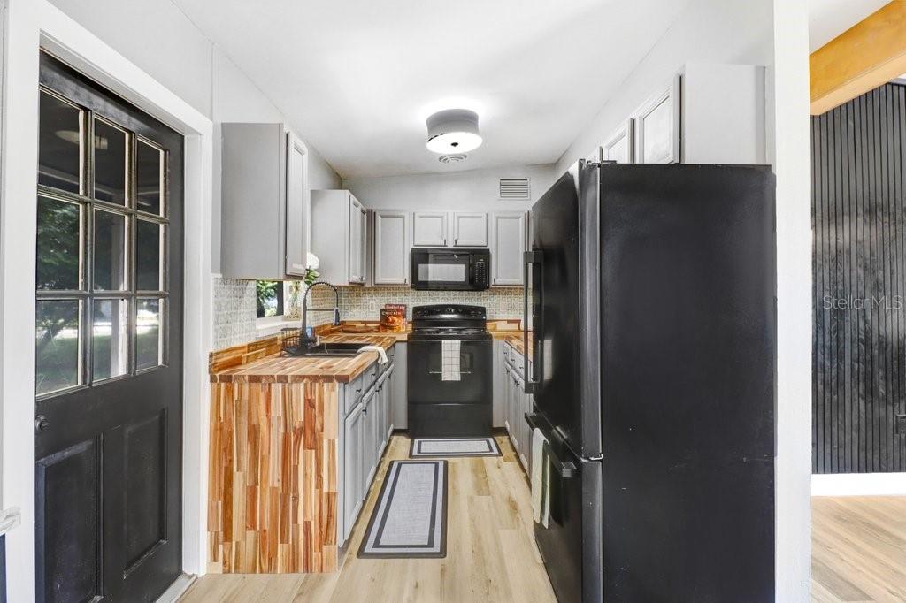 124 EDGEWATER DR