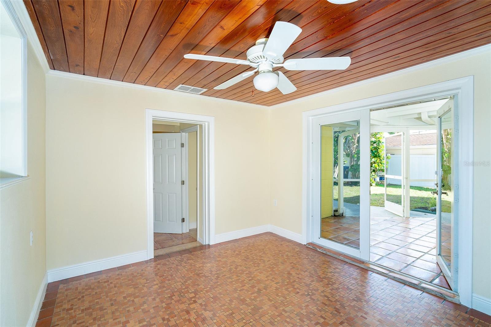 275 NORTH DR