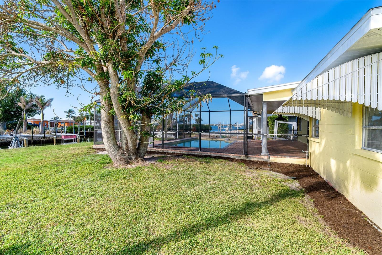 275 NORTH DR
