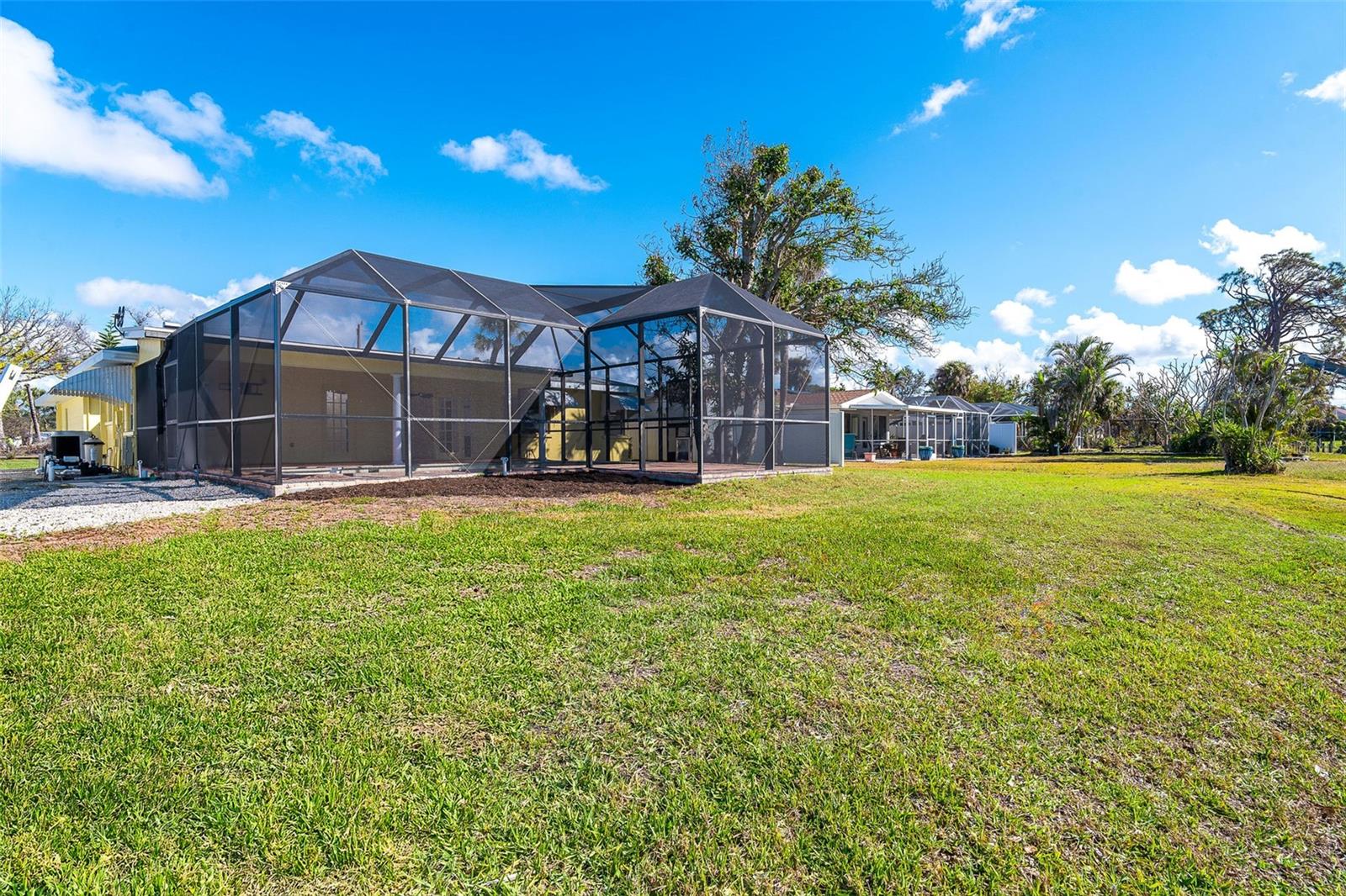 275 NORTH DR