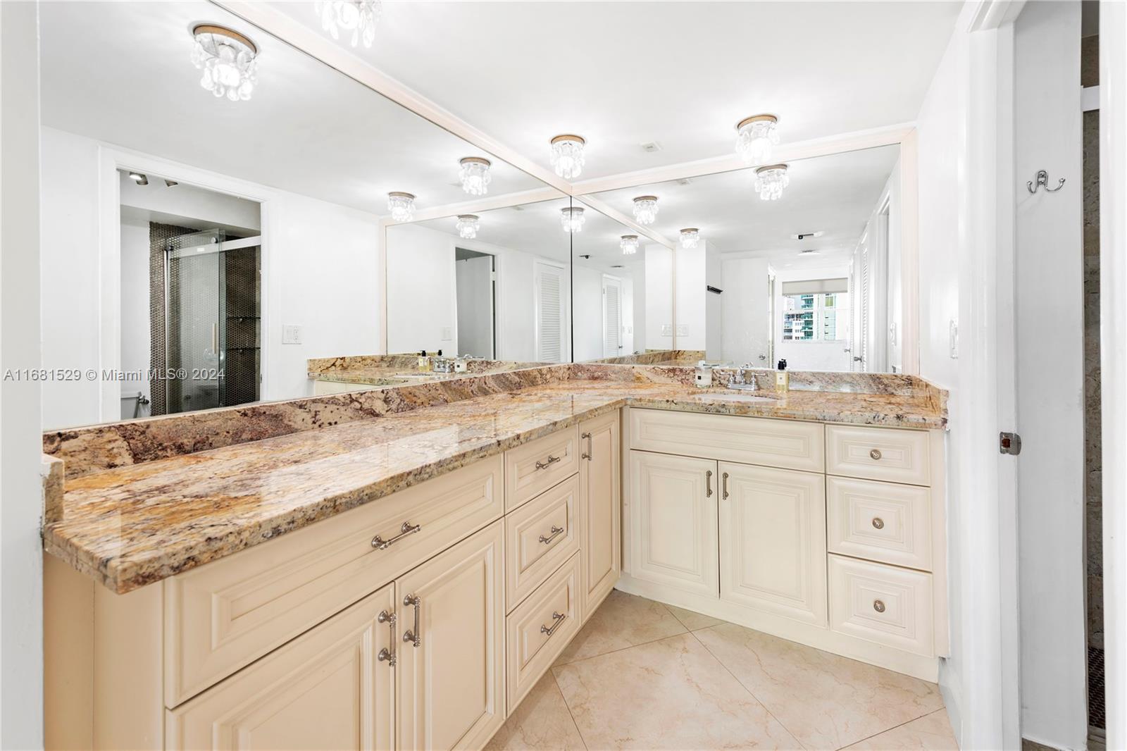 6039 Collins Ave # 1129