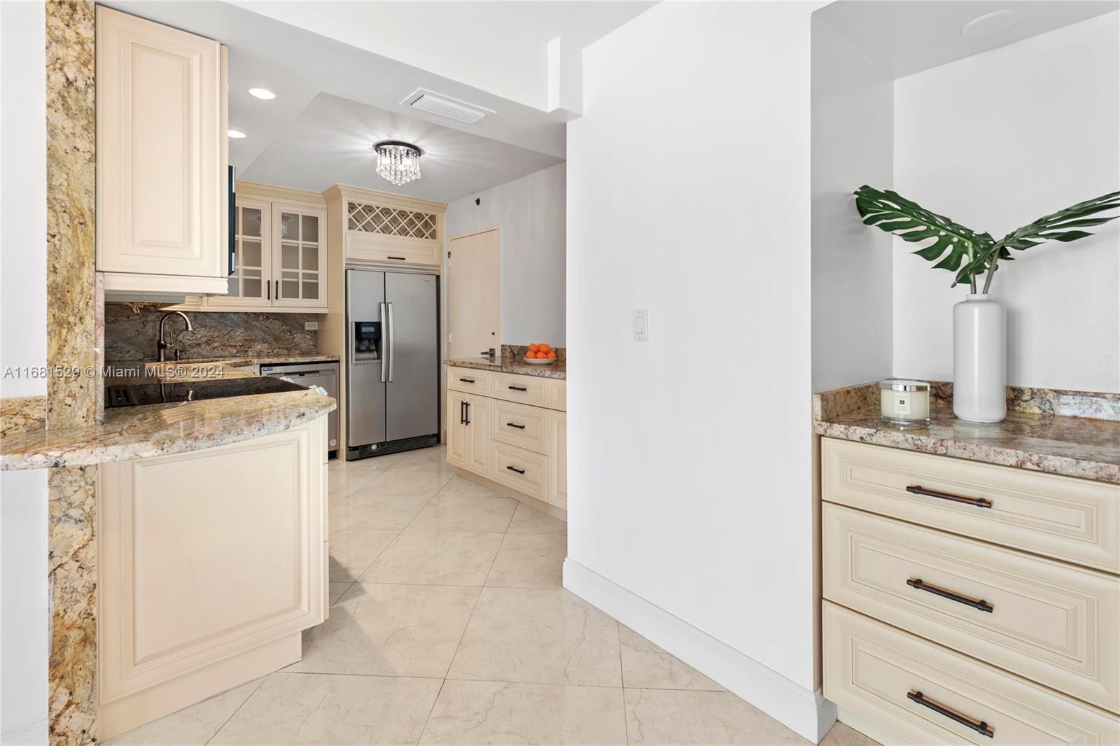 6039 Collins Ave # 1129