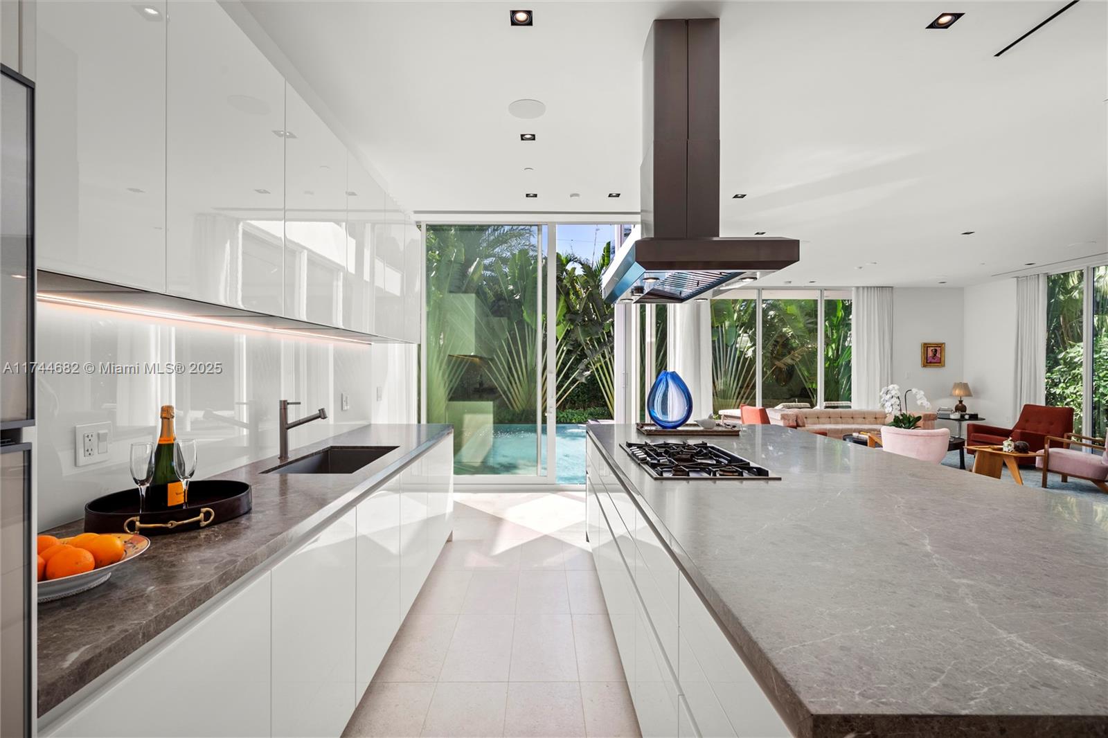 850 W 47th Ct