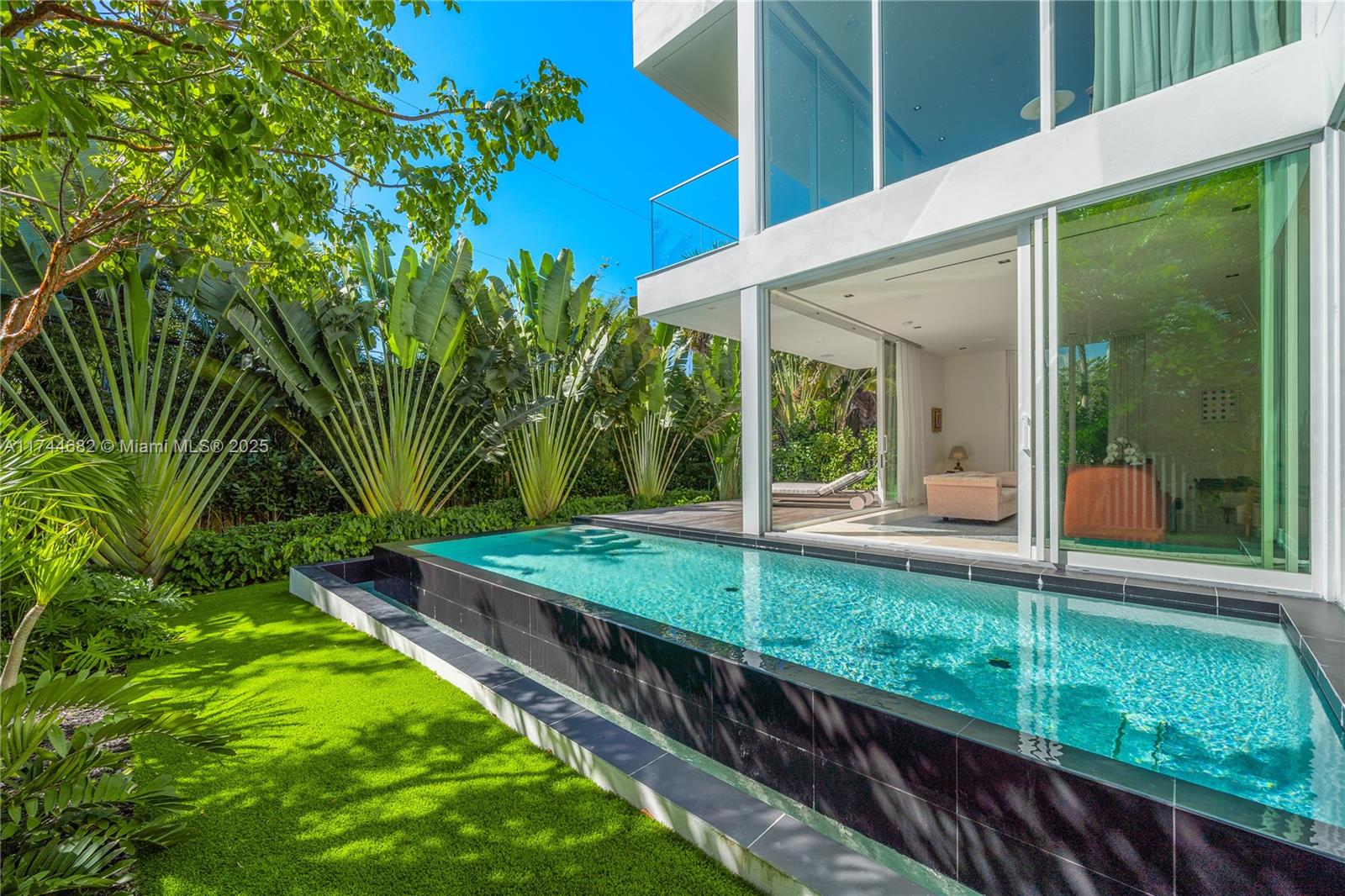 850 W 47th Ct