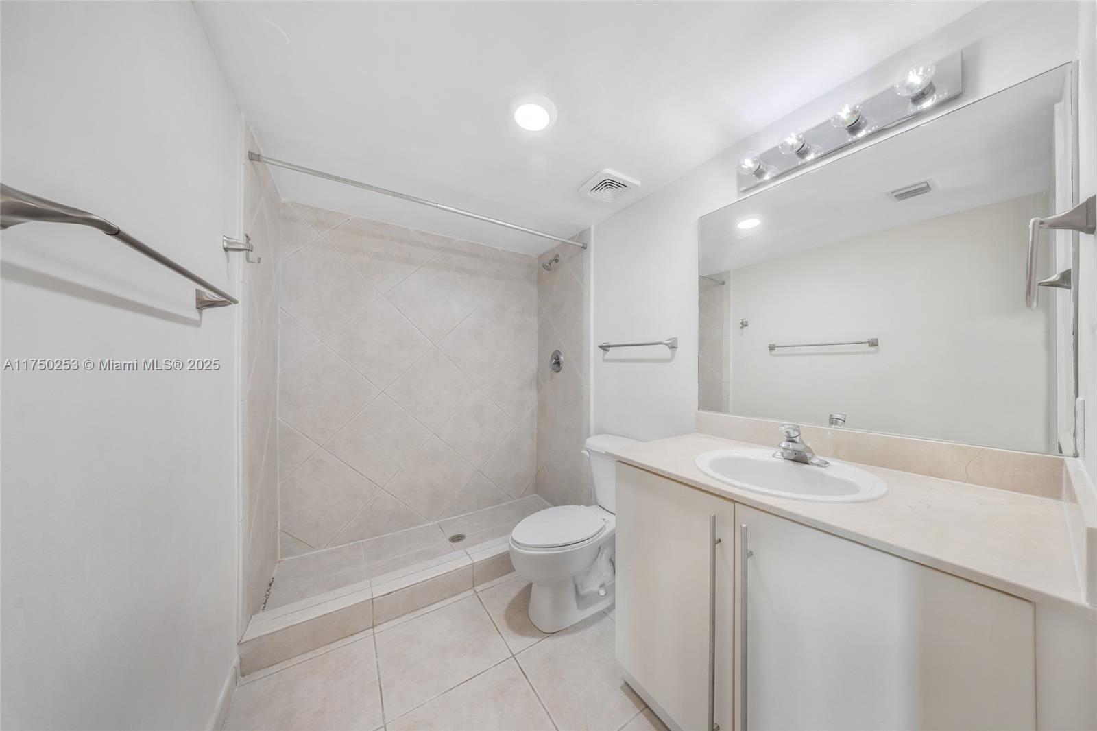 7600 Collins Ave # 703