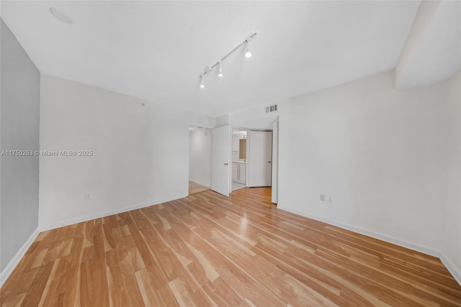 7600 Collins Ave # 703