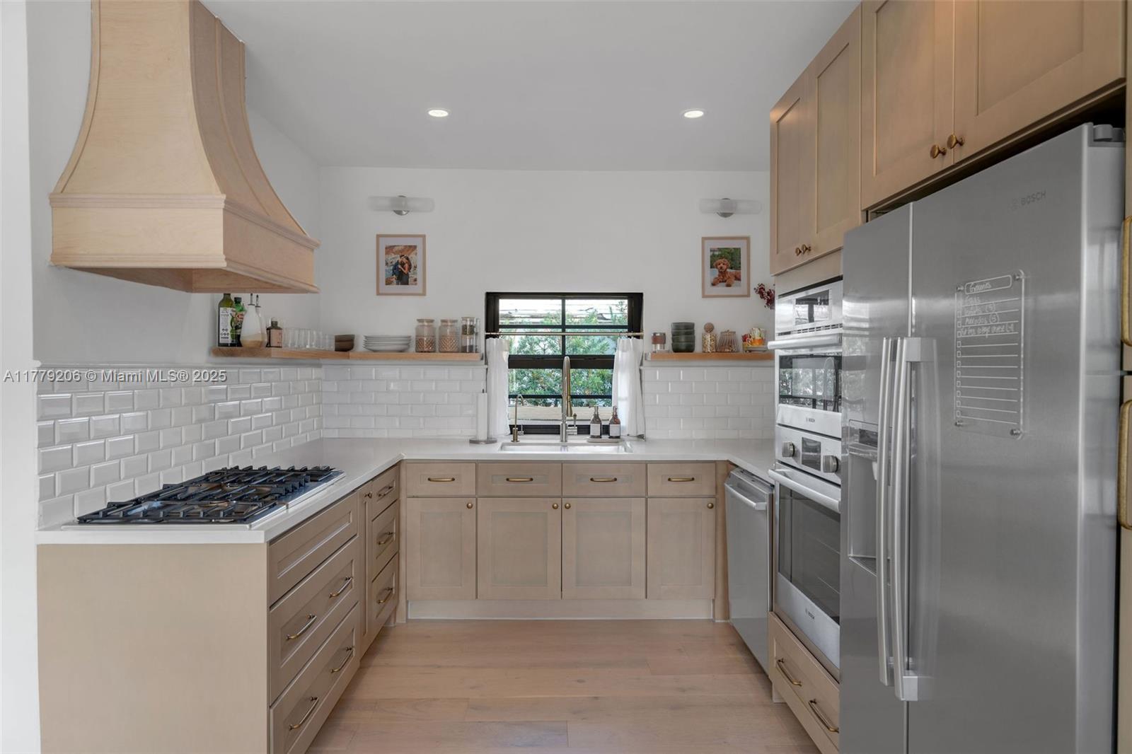 435 W Dilido Dr