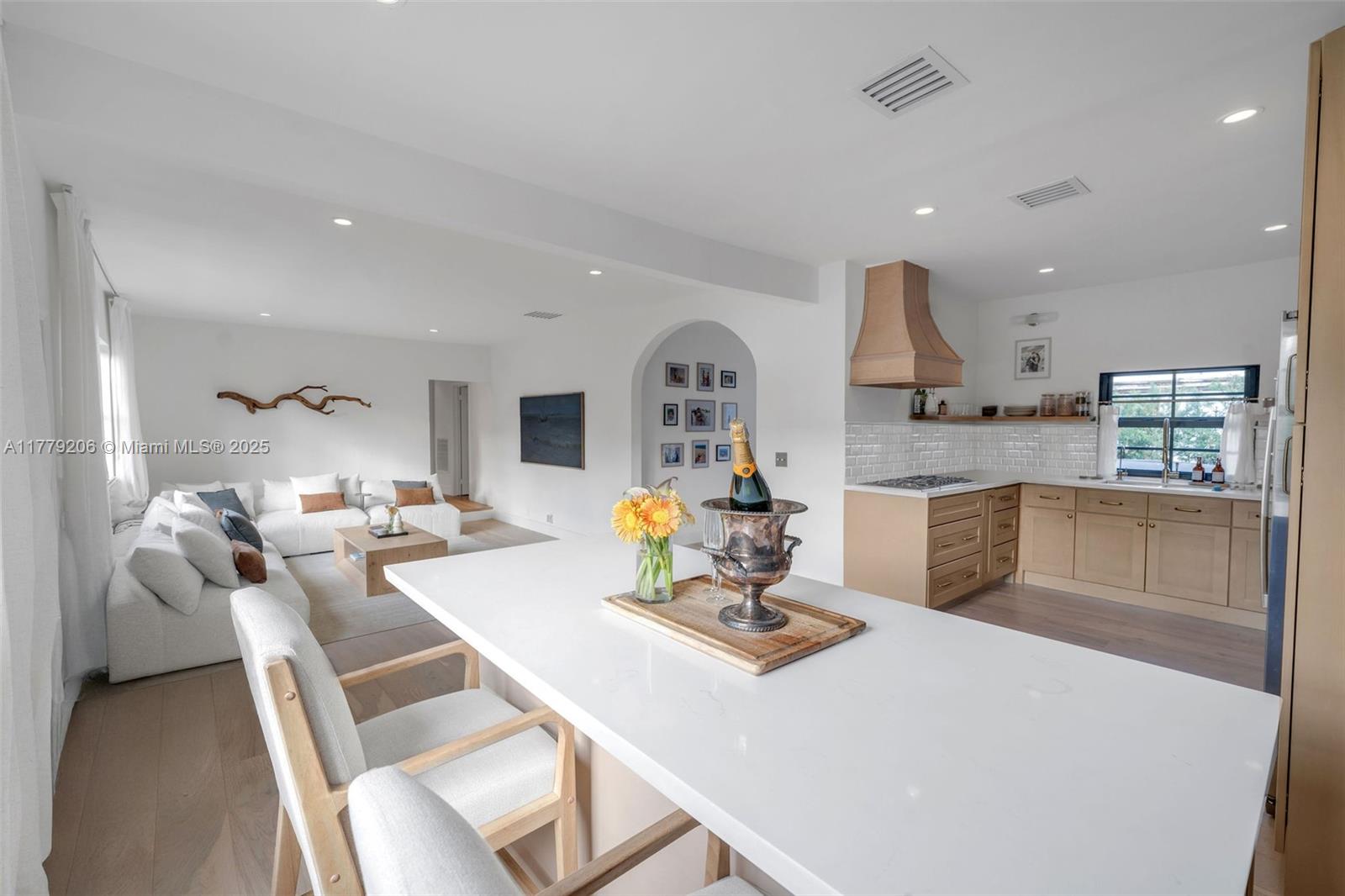 435 W Dilido Dr
