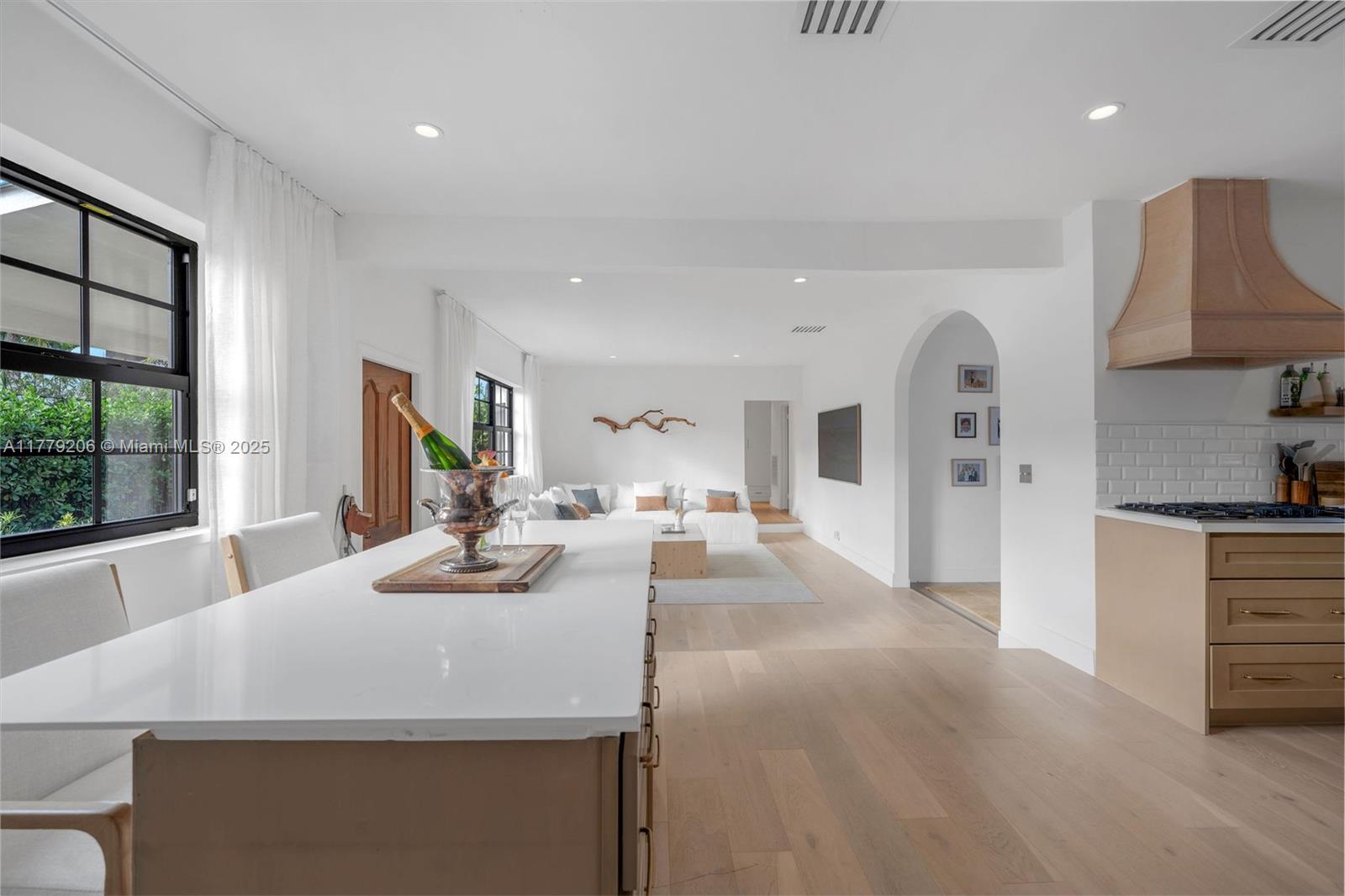 435 W Dilido Dr