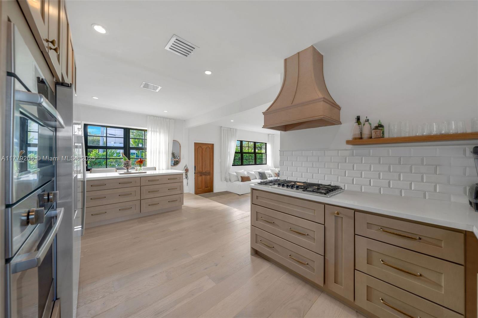 435 W Dilido Dr