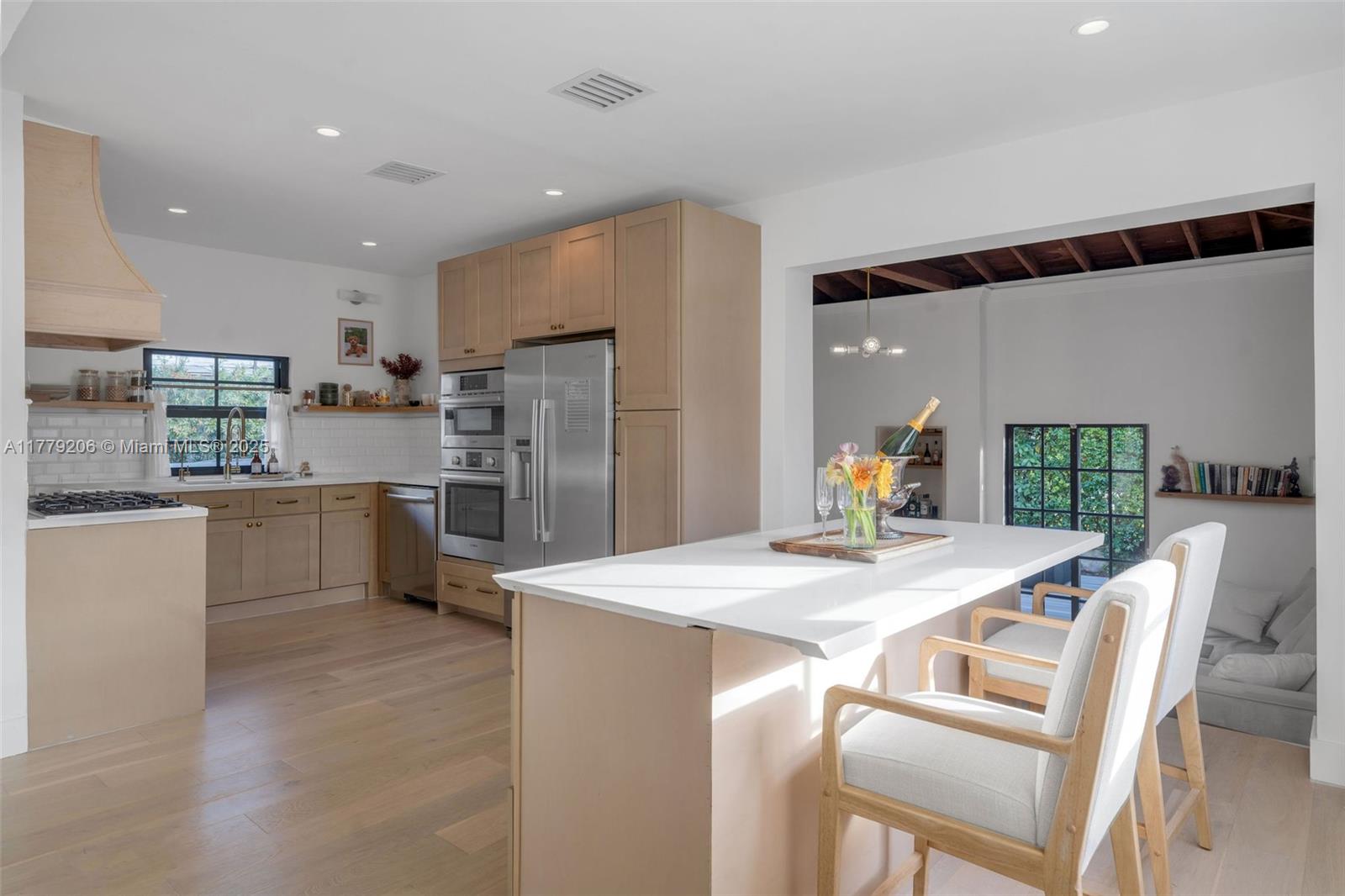 435 W Dilido Dr