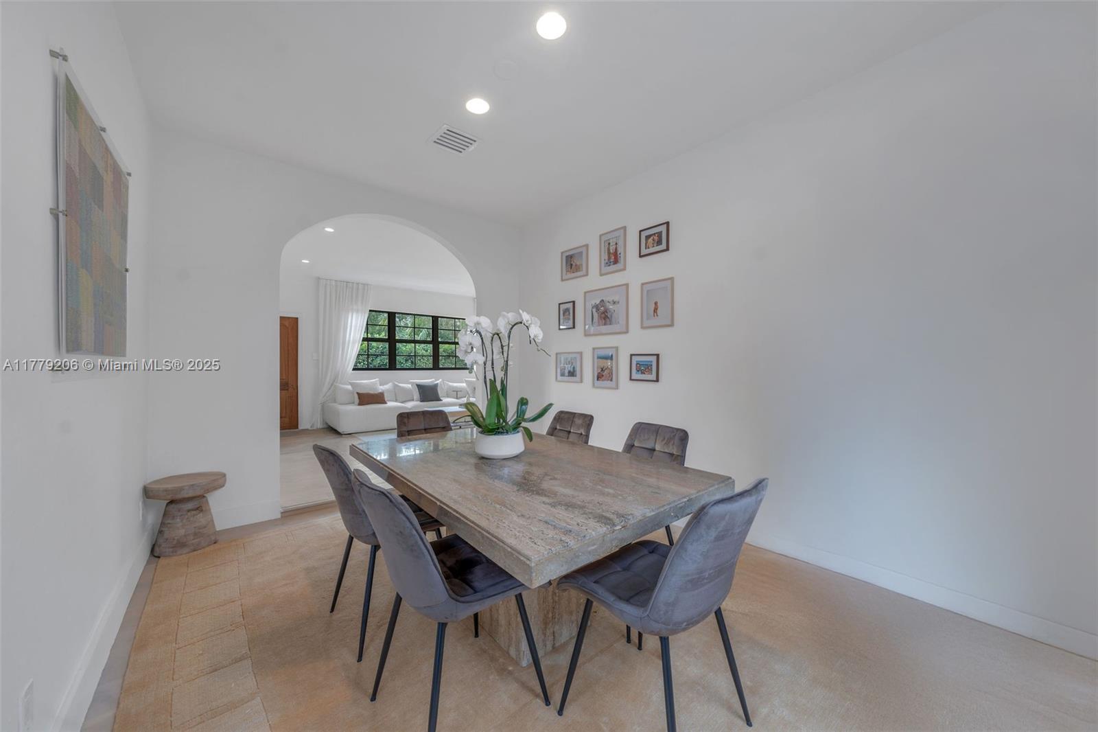 435 W Dilido Dr