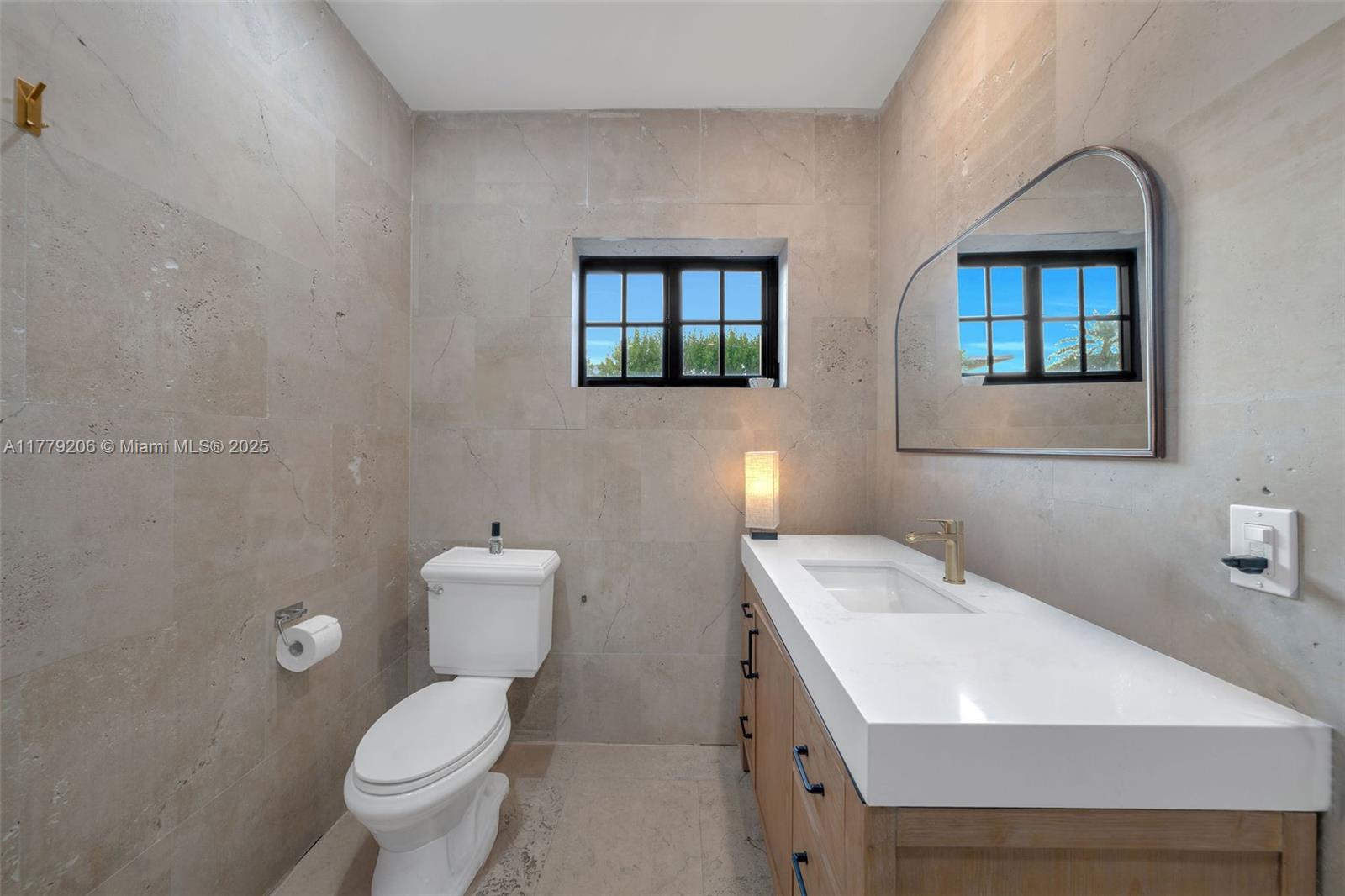 435 W Dilido Dr