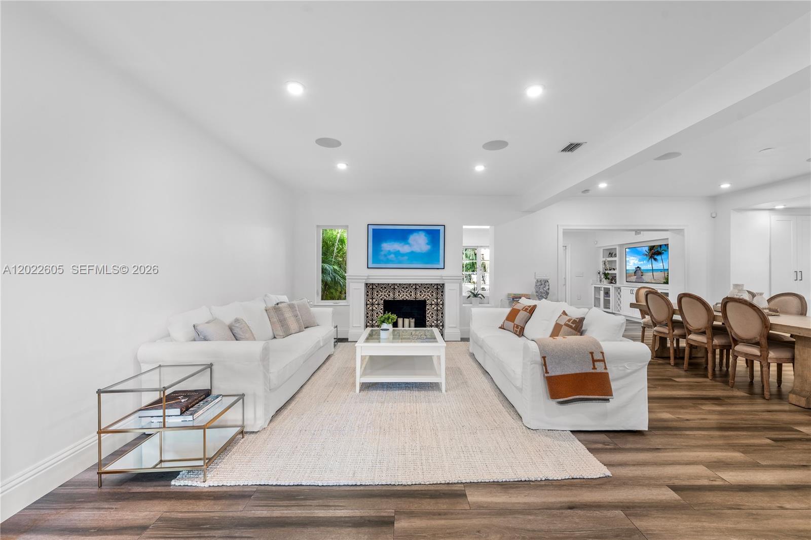 5236 Pine Tree Dr