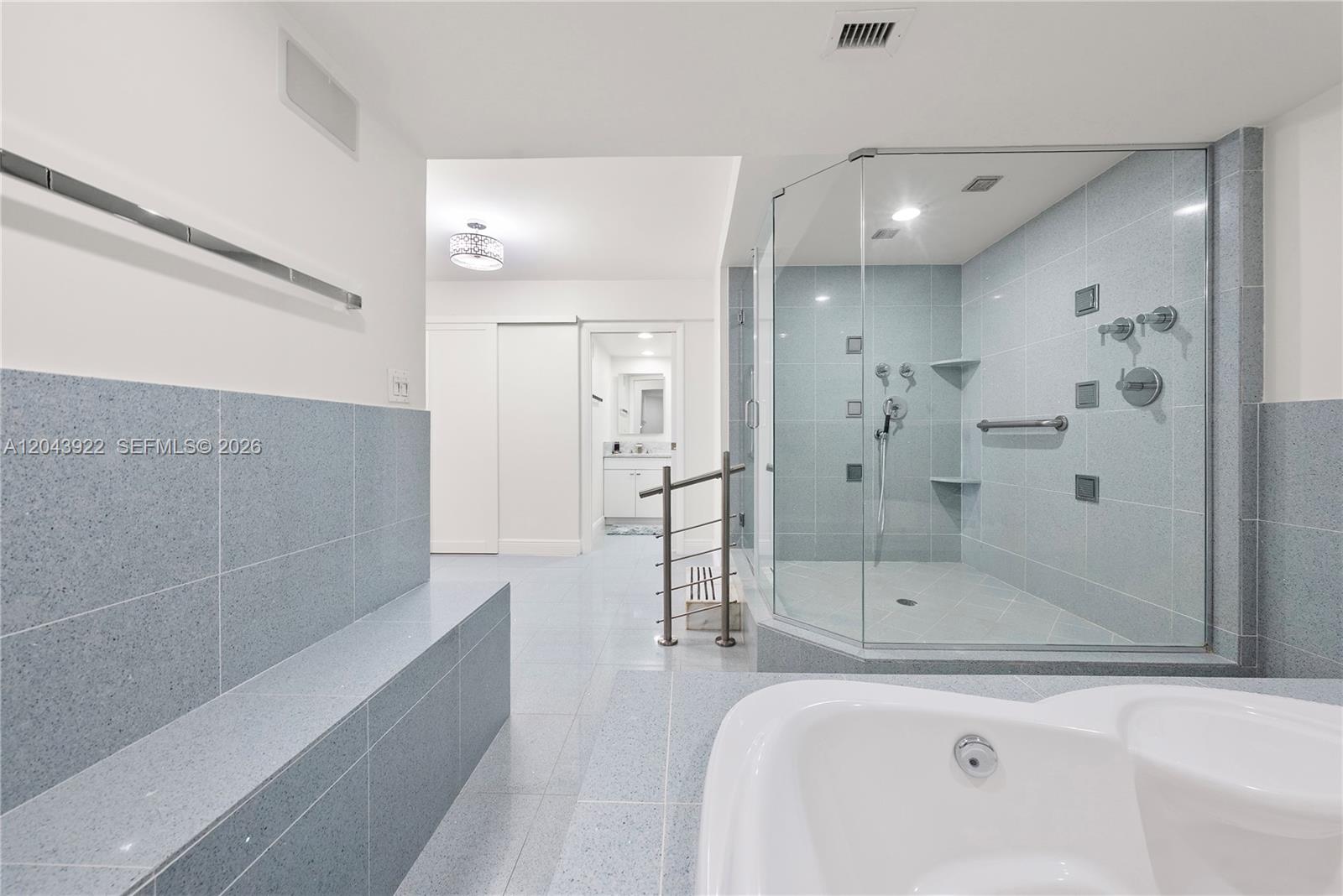 5500 Collins Ave # 1902