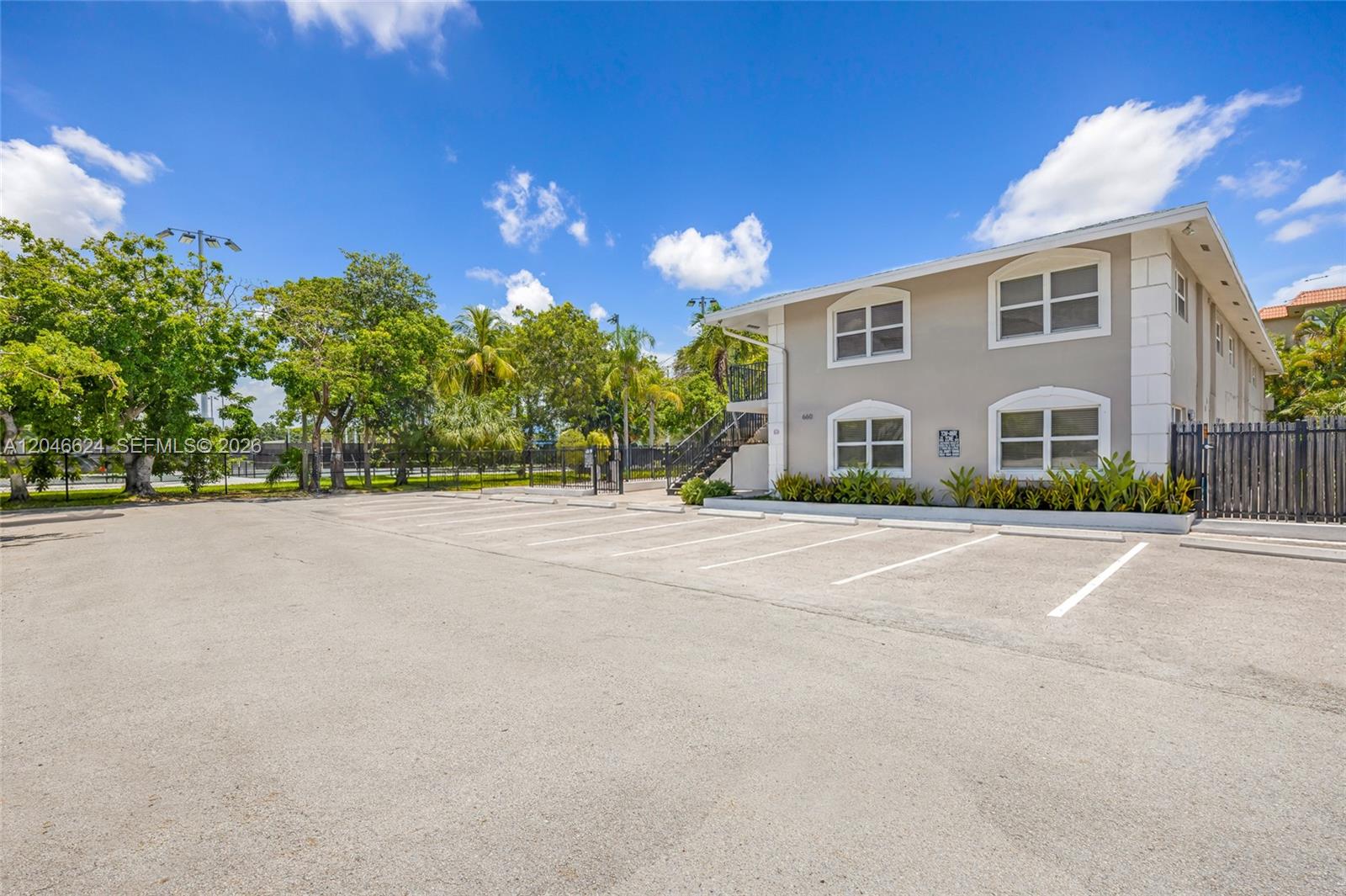 660 NE 11th Ave # 102