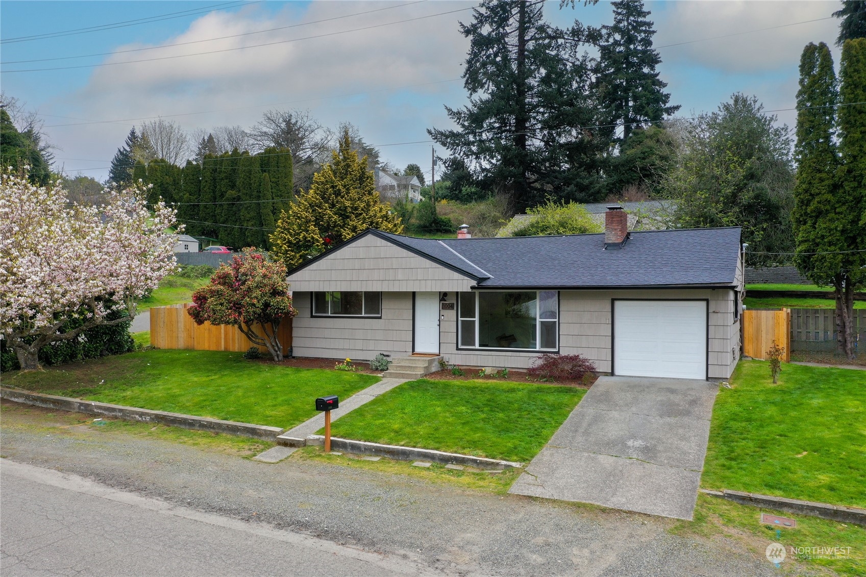 1004 W Charlotte Avenue