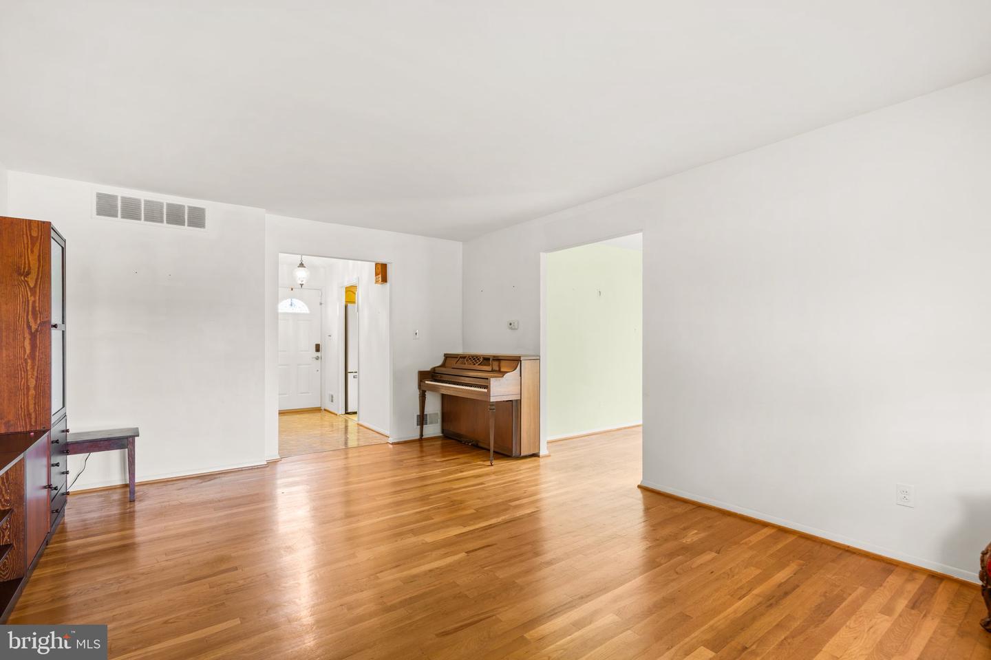 307 Bond Ave