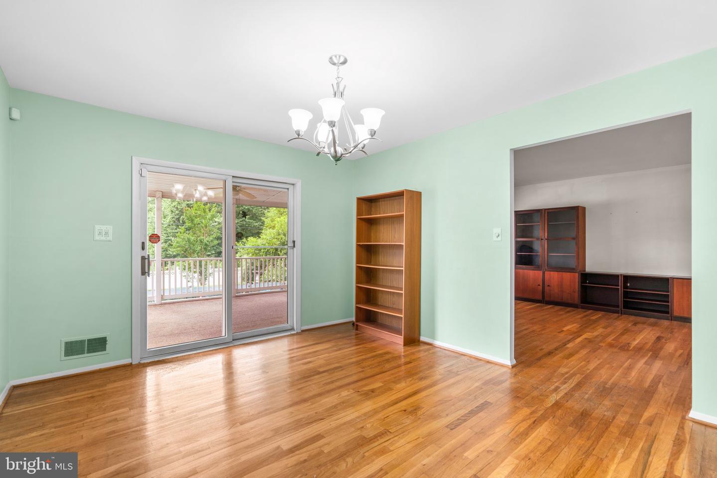 307 Bond Ave