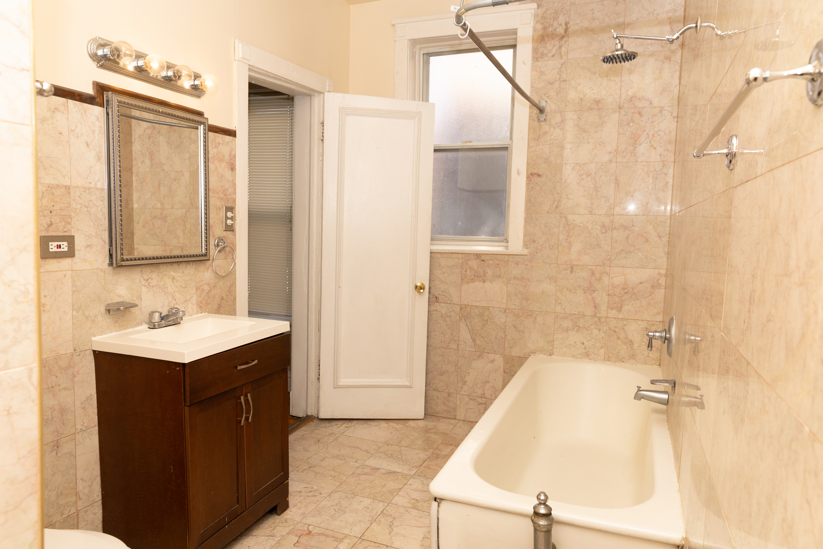 940 E 48th Street Unit: 3