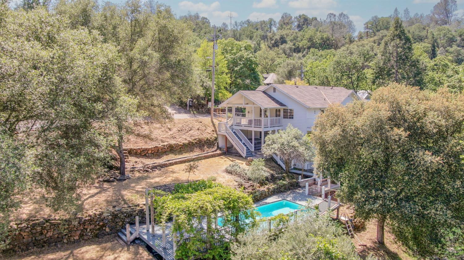 10621 Fleehart Street