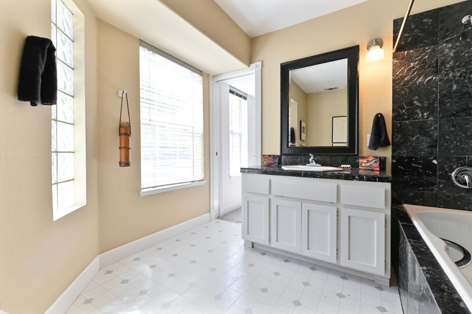 10621 Fleehart Street